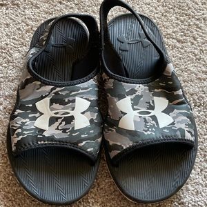 Boy’s Under Armour Sandals size 2y